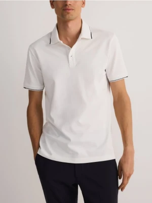 Reserved - Koszulka polo regular fit - złamana biel
