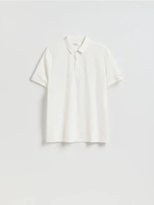 Reserved - Koszulka polo regular z domieszką jedwabiu - biały