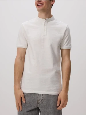 Reserved - Koszulka polo regular ze stójką - złamana biel