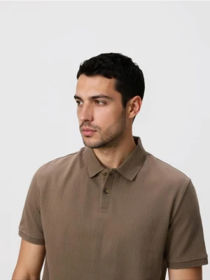 Reserved - Koszulka polo regular ze strukturalnej dzianiny - brązowy