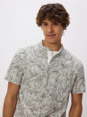 Reserved - Koszulka polo regular ze wzorem - złamana biel