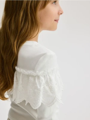 Reserved - Koszulka z ażurową falbaną - złamana biel
