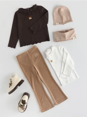 Reserved - Koszulka z falbanką przy dekolcie - ciemnobrązowy