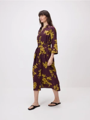 Reserved - Koszulowa sukienka midi z paskiem - wielobarwny