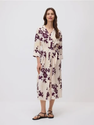 Reserved - Koszulowa sukienka midi z paskiem - złamana biel