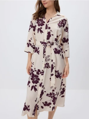 Reserved - Koszulowa sukienka midi z paskiem - złamana biel
