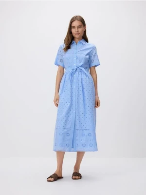 Reserved - Koszulowa sukienka z ażurowym wzorem - jasnoniebieski