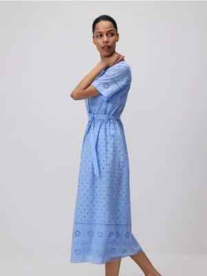 Reserved - Koszulowa sukienka z ażurowym wzorem - jasnoniebieski