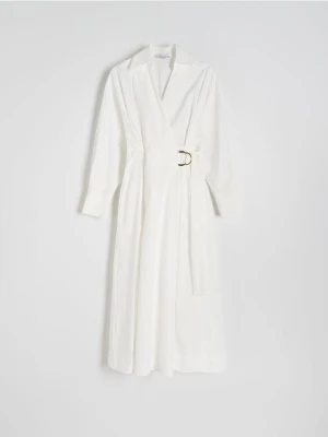 Reserved - Koszulowa sukienka z paskiem - biały