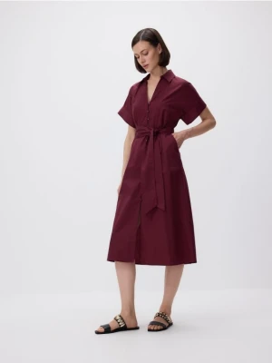 Reserved - Koszulowa sukienka z paskiem - bordowy