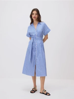 Reserved - Koszulowa sukienka z paskiem - niebieski