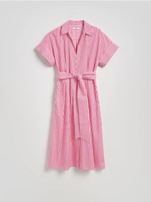 Reserved - Koszulowa sukienka z paskiem - różowy