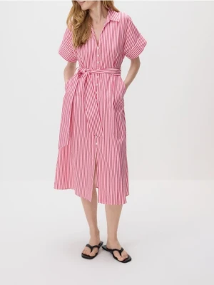 Reserved - Koszulowa sukienka z paskiem - różowy