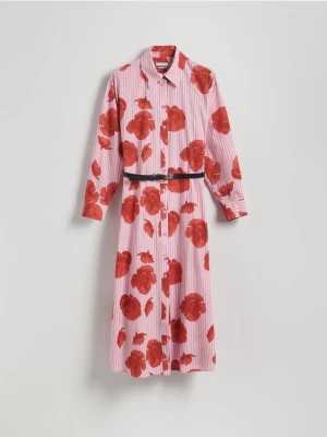 Reserved - Koszulowa sukienka z paskiem - wielobarwny
