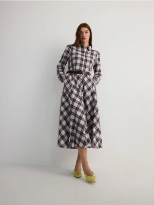 Reserved - Koszulowa sukienka z paskiem - złamana biel