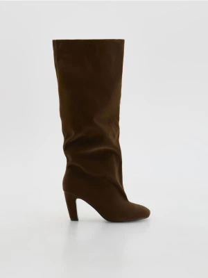 Reserved - Kozaki z imitacji zamszu - ciemnobrązowy