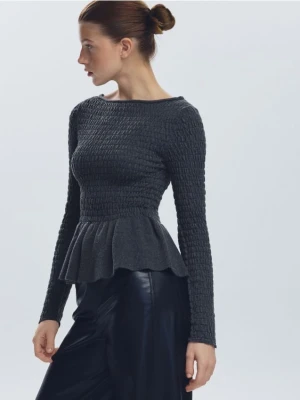 Reserved - Kreszowana bluzka z baskinką - ciemnoszary