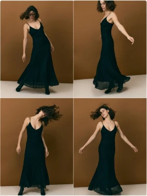 Reserved - Kreszowana sukienka maxi - czarny