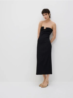 Reserved - Kreszowana sukienka midi z detalem - czarny