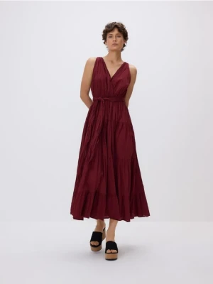 Reserved - Kreszowana sukienka z wiązaniem - intenstywna czerwień