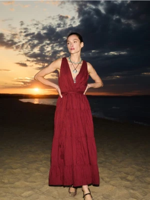 Reserved - Kreszowana sukienka z wiązaniem - intenstywna czerwień