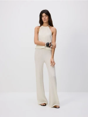 Reserved - Kreszowane spodnie flare - złamana biel