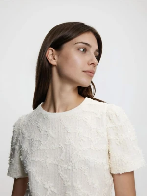 Reserved - Kreszowany t-shirt - złamana biel