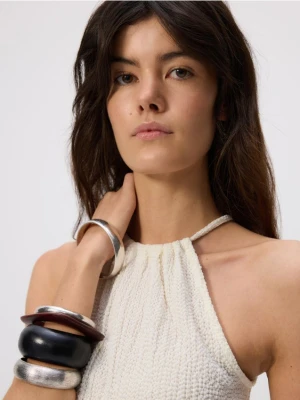 Reserved - Kreszowany top z dekoltem halter - złamana biel