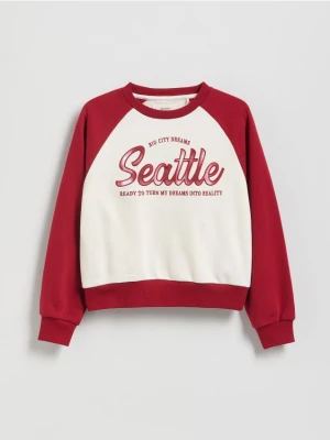 Reserved - Krótka bluza z haftowanym napisem - czerwony