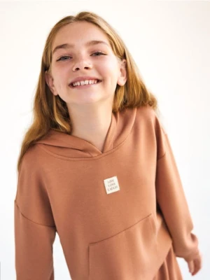 Reserved - Krótka bluza z kapturem z wiskozą - brązowy