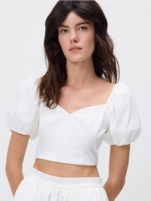 Reserved - Krótka bluzka z bufiastymi rękawami - biały