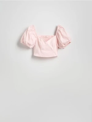 Reserved - Krótka bluzka z bufiastymi rękawami - pastelowy róż