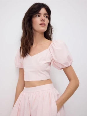 Reserved - Krótka bluzka z bufiastymi rękawami - pastelowy róż