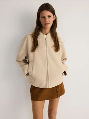 Reserved - Krótka flauszowa kurtka oversize - kremowy