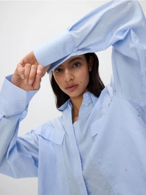 Reserved - Krótka koszula z aplikacjami ze strasu - jasnoniebieski