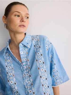 Reserved - Krótka koszula z ażurowym haftem - jasnoniebieski