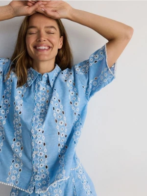 Reserved - Krótka koszula z ażurowym haftem - jasnoniebieski