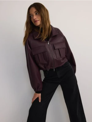 Reserved - Krótka kurtka z imitacji skóry - burgundowy