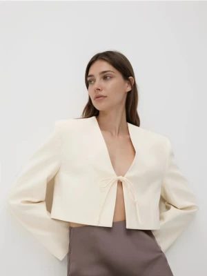 Reserved - Krótka marynarka z wiązaniem - złamana biel