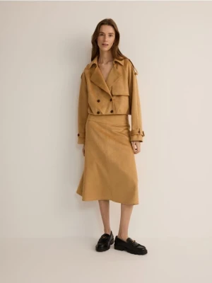 Reserved - Krótki dwurzędowy trencz - kremowy