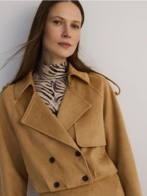 Reserved - Krótki dwurzędowy trencz - kremowy