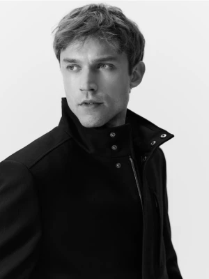 Reserved - Krótki płaszcz ze stójką - czarny