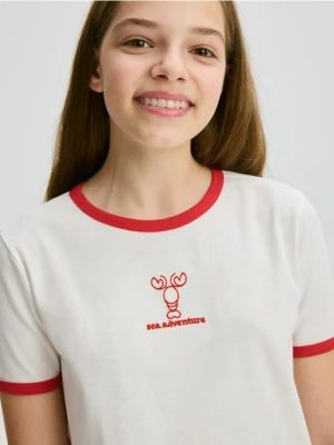 Reserved - Krótki t-shirt z haftem - czerwony