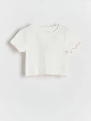 Reserved - Krótki t-shirt z haftem - złamana biel