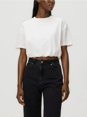Reserved - Krótki t-shirt z marszczeniem - złamana biel