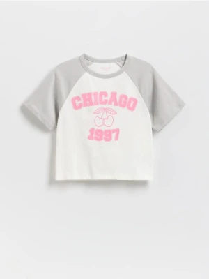 Reserved - Krótki t-shirt z nadrukiem - jasnoszary