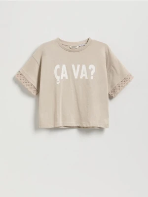 Reserved - Krótki t-shirt z nadrukiem - kremowy