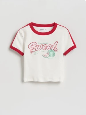 Reserved - Krótki t-shirt z nadrukiem - złamana biel