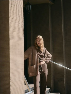 Reserved - Krótki t-shirt z raglanowymi rękawami - brązowy