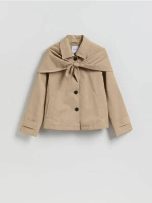 Reserved - Krótki trencz z szalem - beżowy